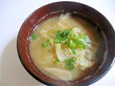 子どもも食べやすい！ごぼうとキャベツの味噌汁